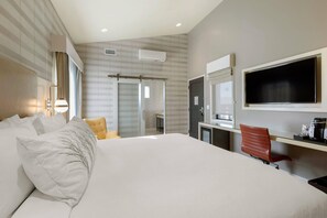 Deluxe Room, 1 King Bed, Non Smoking, Balcony | 1 bedroom, in-room safe, desk, blackout curtains - Bluestem Hotel Torrance Los Angeles, an Ascend Collection Hotel (Torrance)