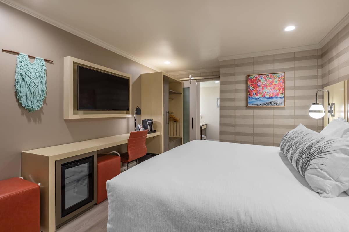 Habitación estándar, 1 cama de matrimonio grande, no fumadores (Accessible Tub) | 1 dormitorio, caja fuerte, escritorio y cortinas opacas