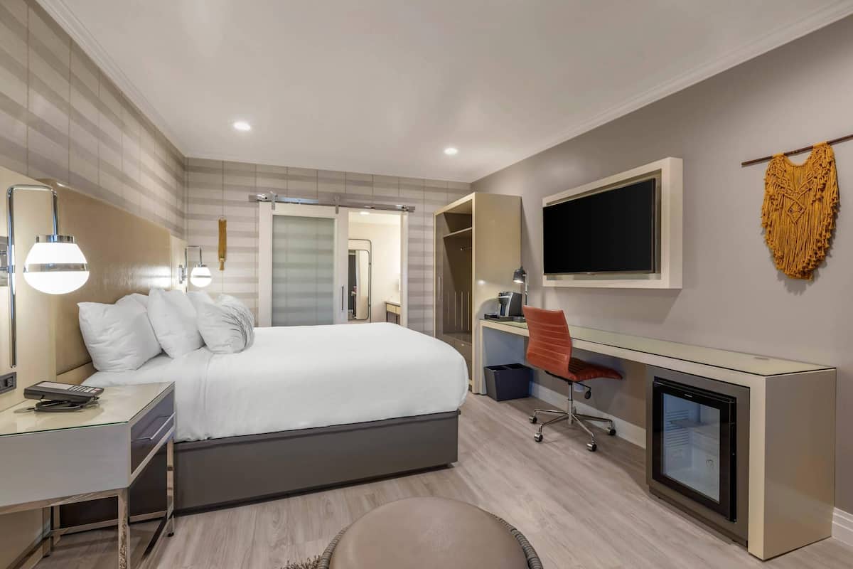 Standard Room, 1 King Bed, Non Smoking | 1 bedroom, in-room safe, desk, blackout curtains