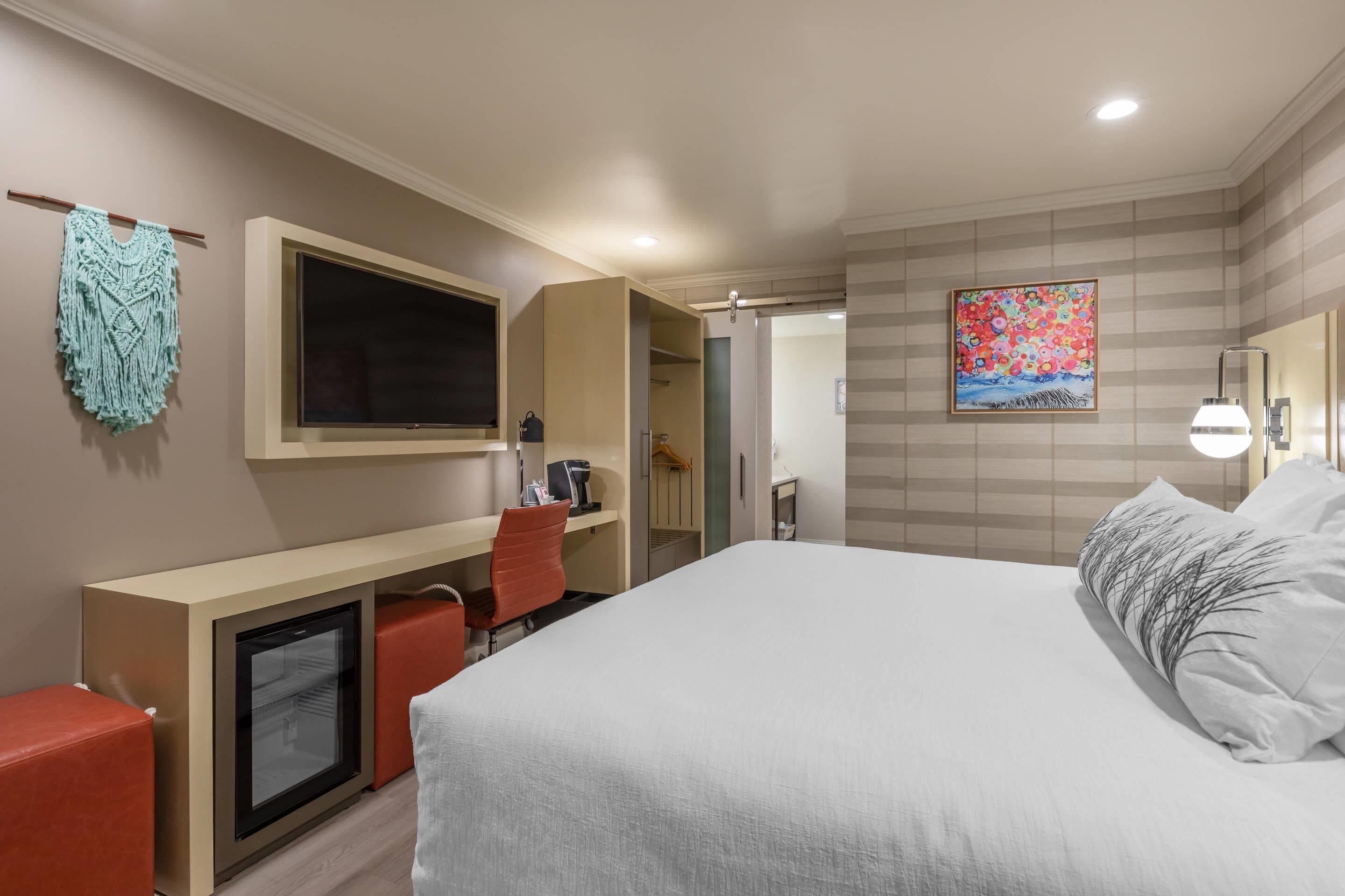 Habitación estándar, 1 cama de matrimonio grande, no fumadores (Accessible Tub) | 1 dormitorio, caja fuerte, escritorio y cortinas opacas