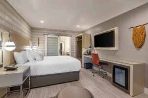 Standard Room, 1 King Bed, Non Smoking | 1 bedroom, in-room safe, desk, blackout drapes