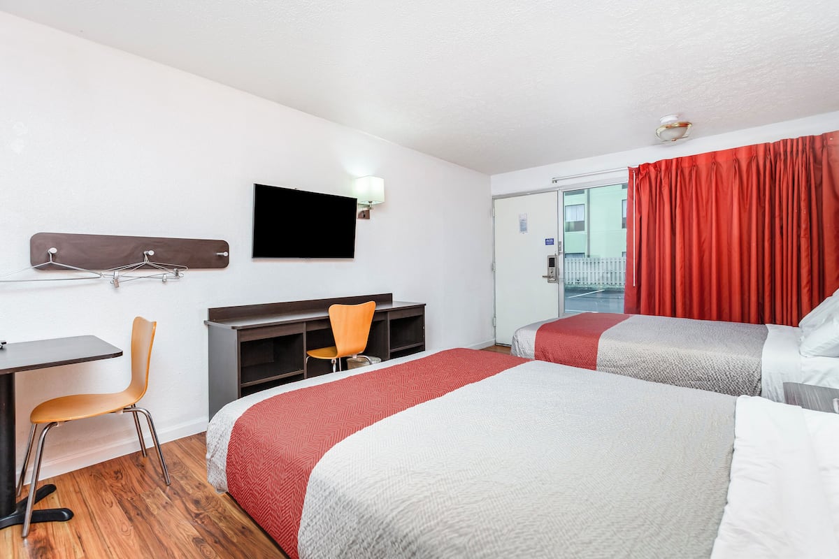 Zimmer, 2 Doppelbetten, barrierearme Badewanne, Raucher