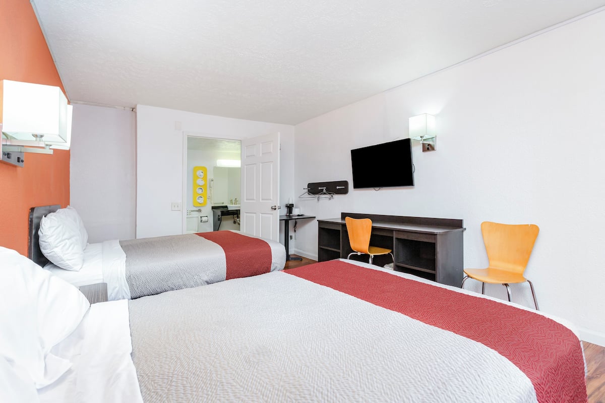 Zimmer, 2 Doppelbetten, barrierearme Badewanne, Raucher