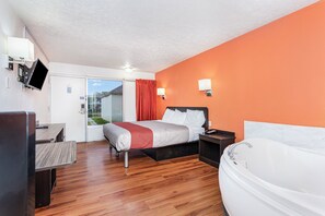 Quarto, 1 cama King, para fumantes, banheira de hidromassagem | Escrivaninha, ferros/tábuas de passar roupa, Wi-Fi de cortesia