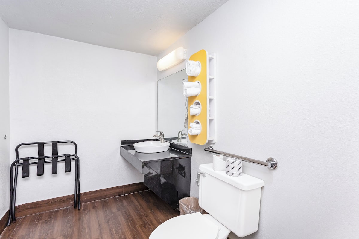 Zimmer, 1 King-Bett, barrierearme Badewanne, Nichtraucher | Badezimmer