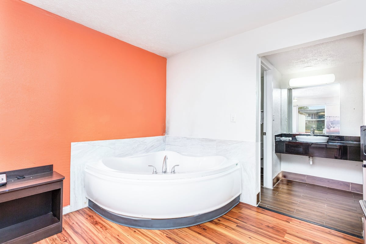 Zimmer, 1 King-Bett, Raucher, Whirlpool | Whirlwanne