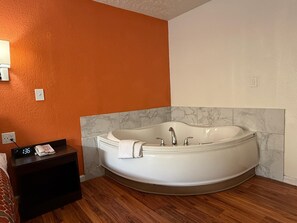 Jetted tub