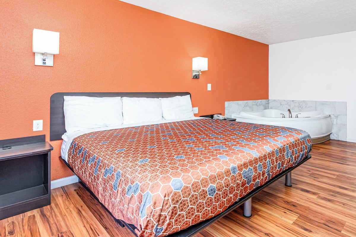 Room, 1 King Bed, Non Smoking, Jetted Tub | Desk, iron/ironing board (on request), WiFi (free), bed sheets