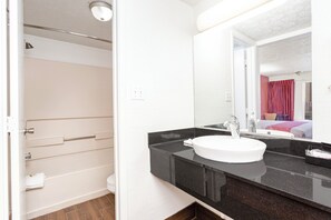 Room, 1 King Bed, Non Smoking | Bathroom