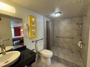 Quarto, 1 cama King, banheira adaptada, para não fumantes | Banheiro | Secador de cabelo, toalhas de banho, sabonete, shampoo