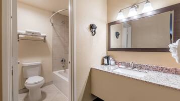 Combined shower/tub, free toiletries, hair dryer, towels