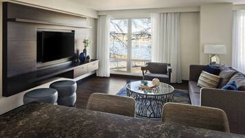 En 55-tommers Flatskjerm-TV med kabel-kanaler samt TV og Netflix