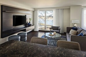 Télévision à écran plat de 55 pouces avec chaînes par câble, télévision