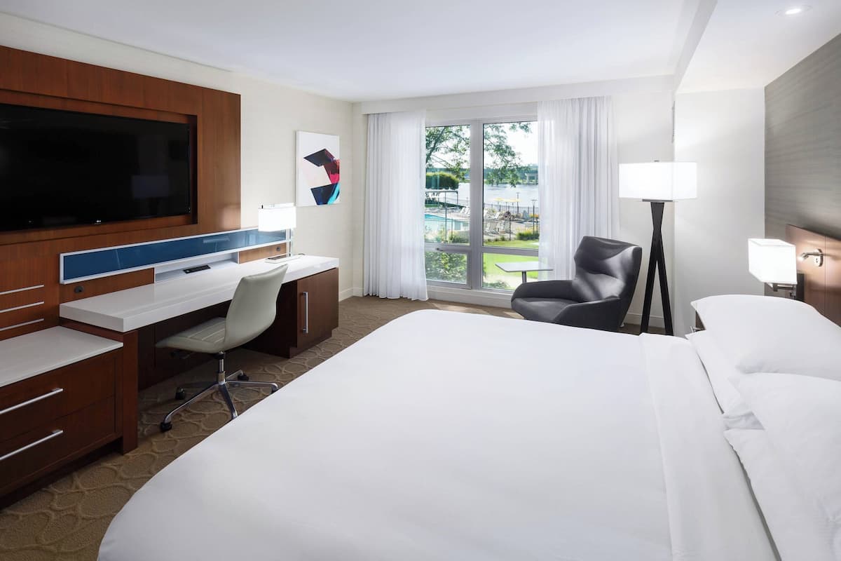 Premium bedding, in-room safe, desk, laptop workspace