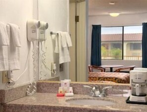 Doppelzimmer zur Einzelnutzung, 1 Schlafzimmer | Badezimmer | Duschwanne, Hydromassagedusche, Handtücher, Seife