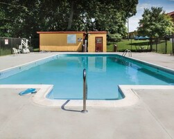 Una piscina al aire libre de temporada