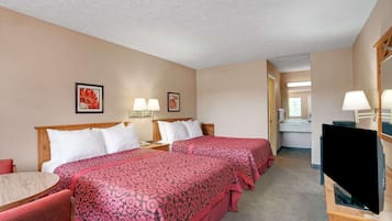 Habitación doble, 2 camas matrimoniales | Escritorio y espacio para trabajar con laptop