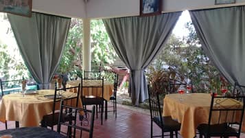 Serveert ontbijt en diner, Caribische gerechten