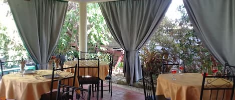 Breakfast and dinner served, Caribbean cuisine