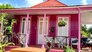 Vista frontal de la propiedad