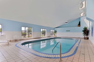 Indoor pool, sun loungers