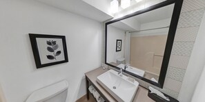 Ensemble baignoire-douche, articles de toilette (gratuits)