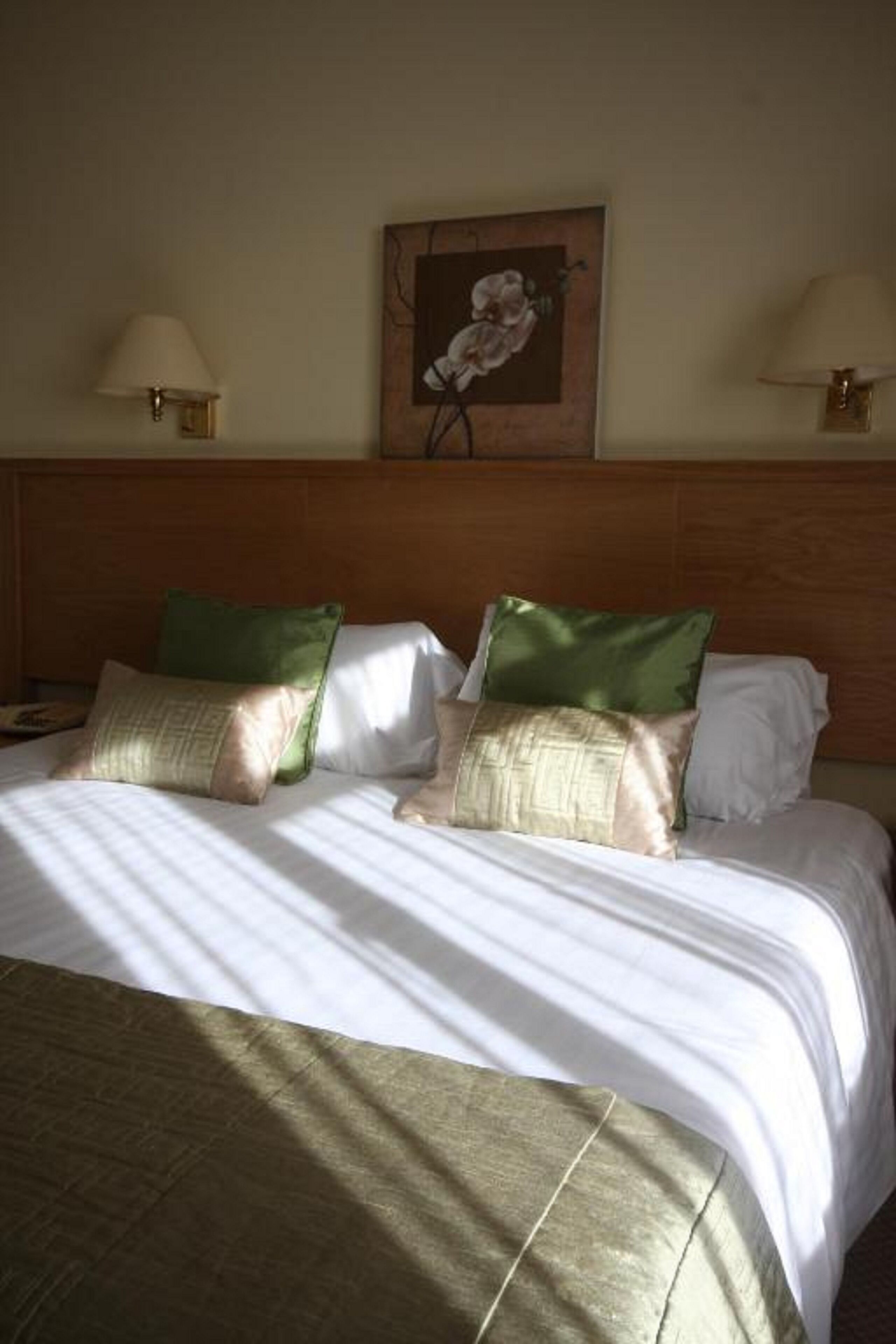 individually decorated, individually furnished, desk, soundproofing