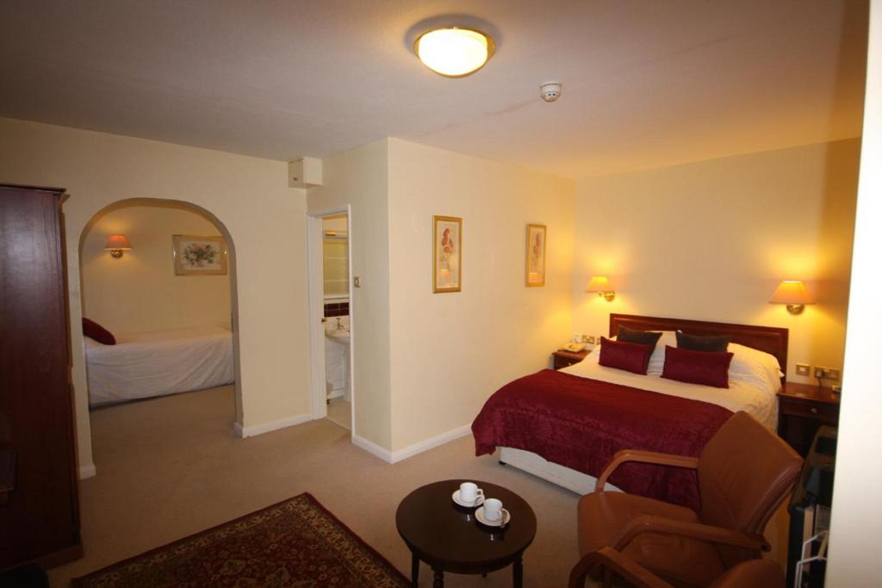 family room (2 adults + 2 children) | individually decorated, individually furnished, desk, soundproofing