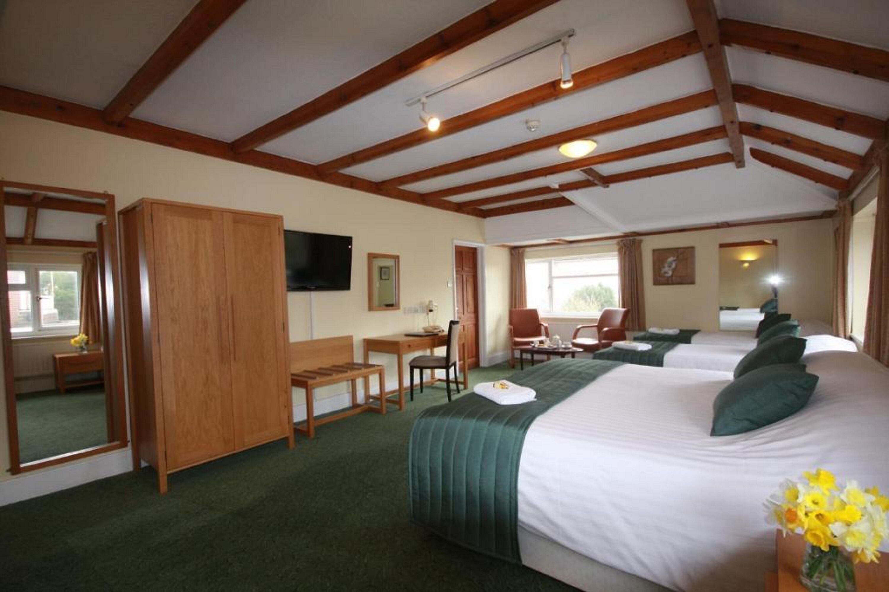 family room (2 adults + 3 children) | individually decorated, individually furnished, desk, soundproofing