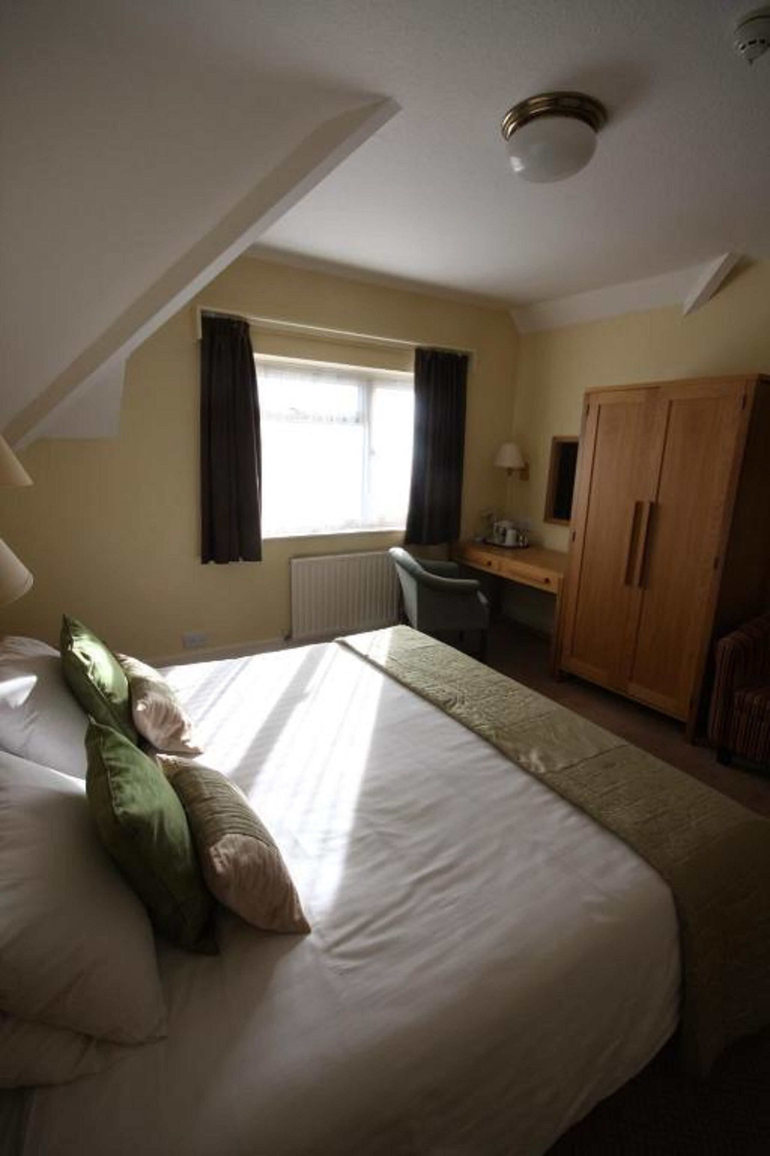 standard twin room | individually decorated, individually furnished, desk, soundproofing