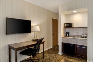 1 bedroom, premium bedding, desk, laptop workspace