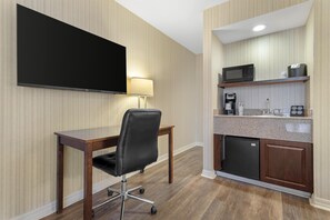 Suite, 1 King Bed, Non Smoking (Oversized Room;with Sofabed)