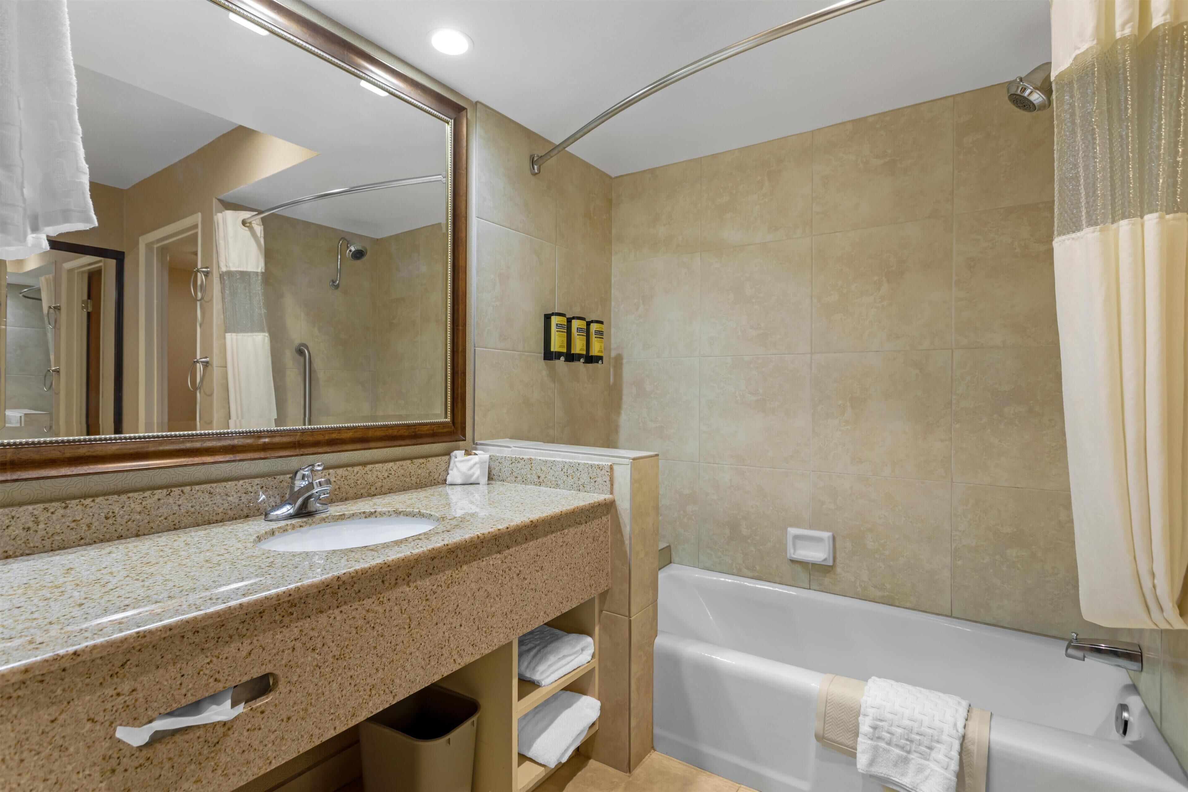 Standard Room, 1 King Bed, Non Smoking, Refrigerator & Microwave | Bathroom | Combined shower/tub, free toiletries, hair dryer, towels