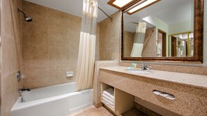 Ensemble douche/baignoire, articles de toilette gratuits, sèche-cheveux