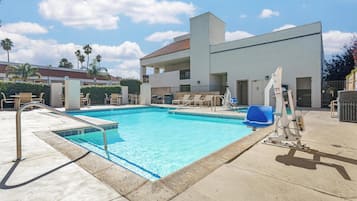 Alberca al aire libre, acceso de 06:00 a 23:00, y camastros