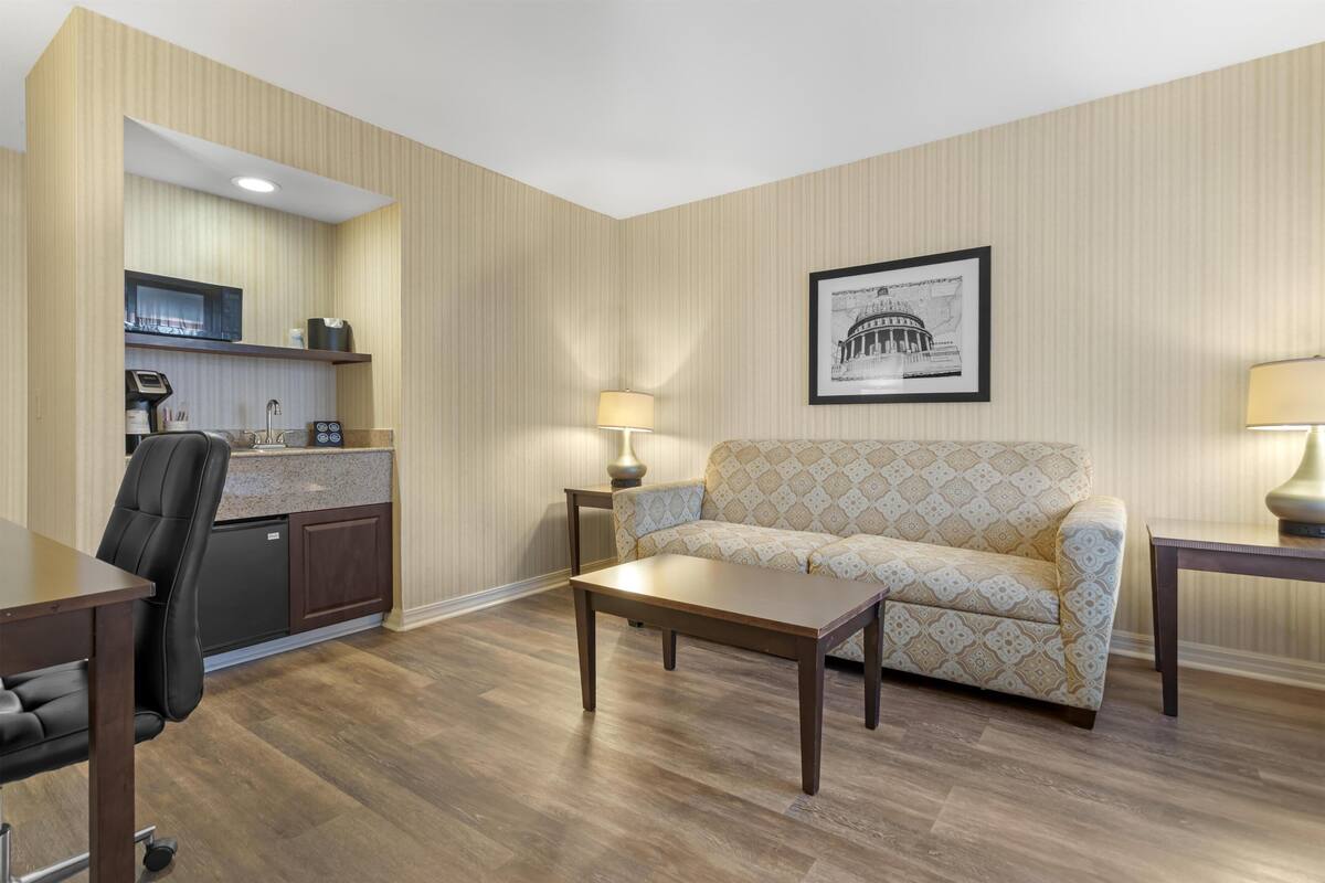 Suite, 1 kingsize-seng, ikke-røyk (Oversized Room;with Sofabed) | Sengetøy av topp kvalitet, skrivebord og skrivebord for bærbar PC