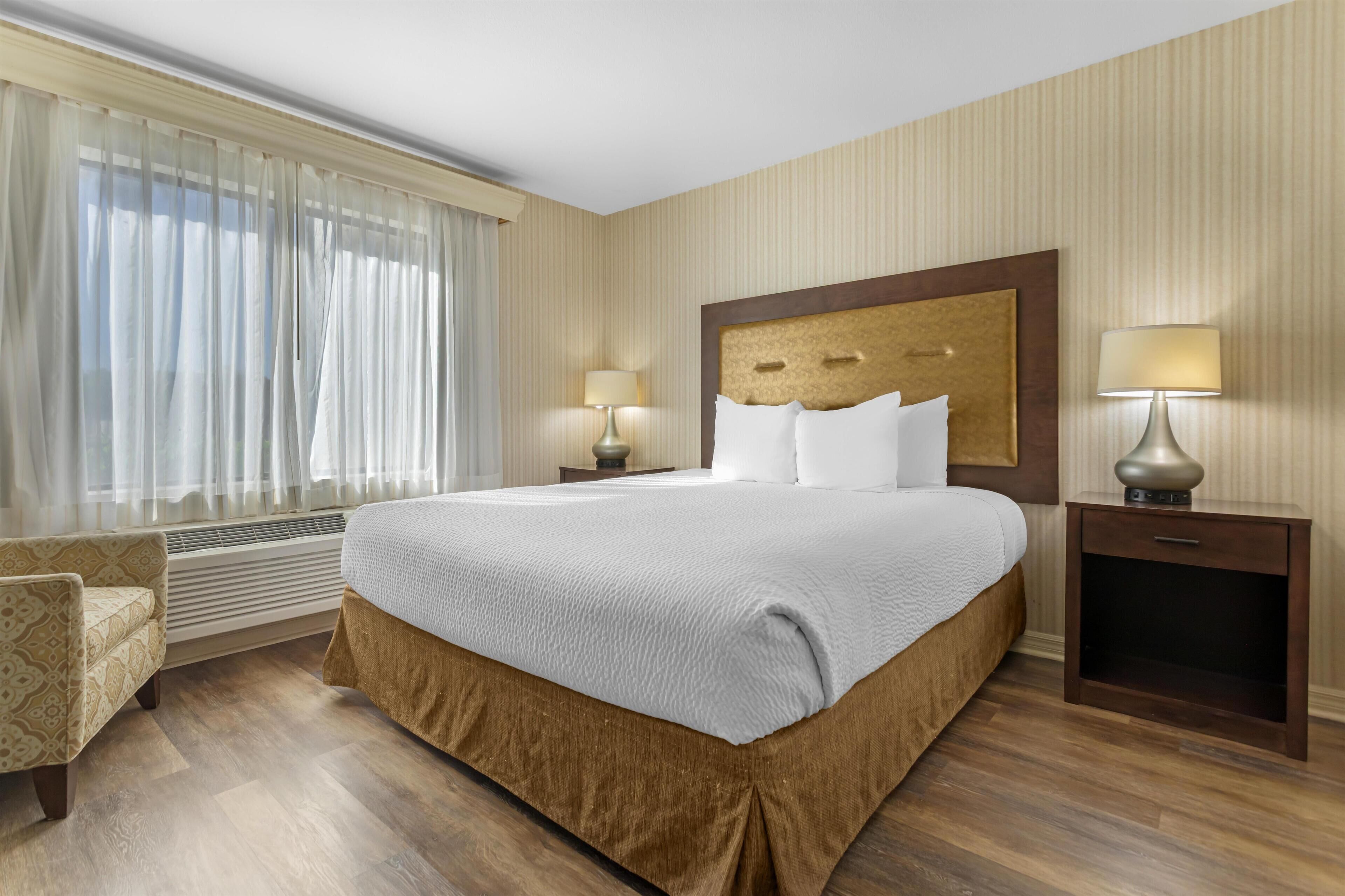 Suíte, 1 cama King, para não fumantes (Oversized Room;with Sofabed) | Roupas de cama premium, escrivaninha, espaço de trabalho para notebook
