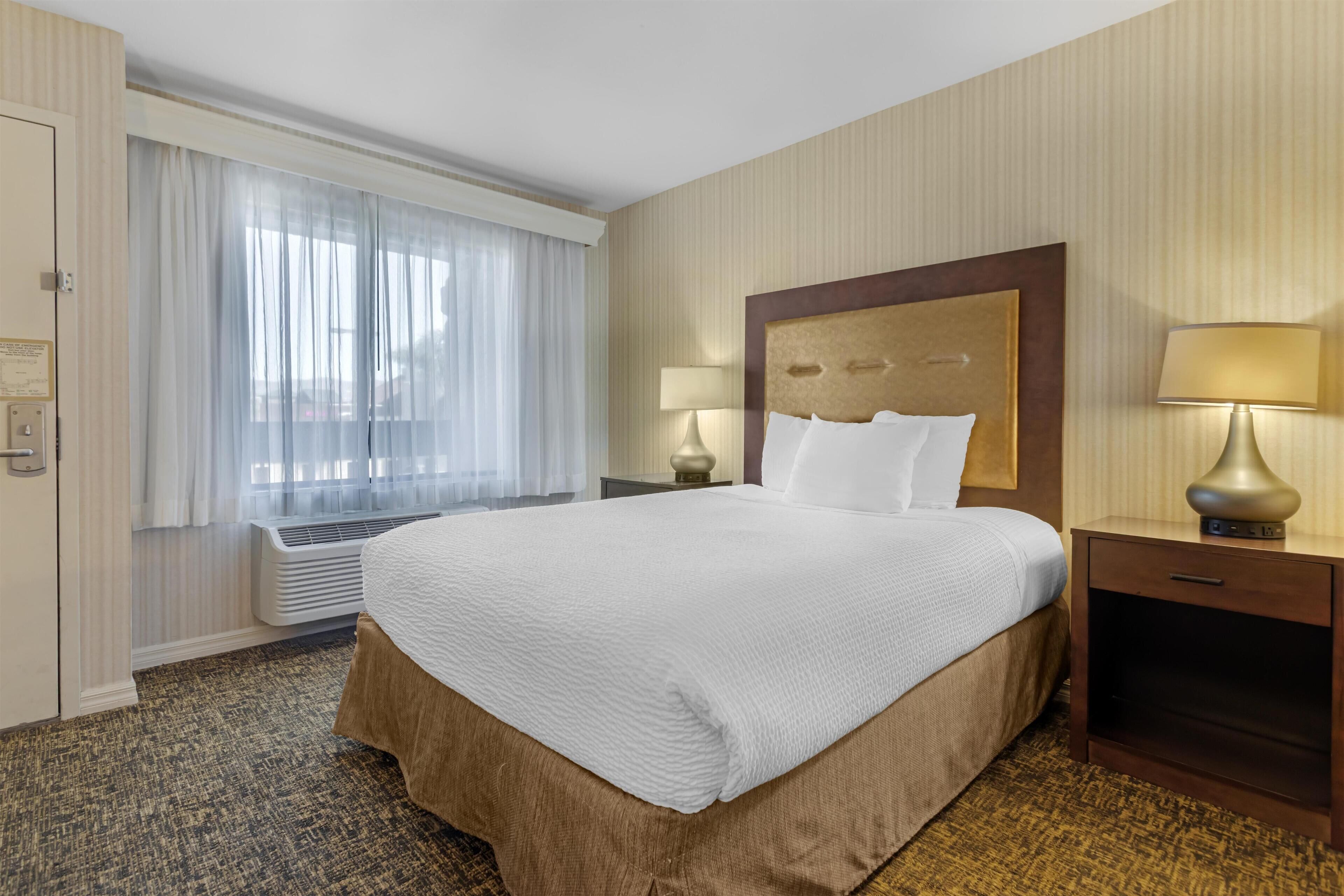 Standard Room, 1 King Bed, Non Smoking, Microwave | Premium bedding, desk, laptop workspace, blackout curtains