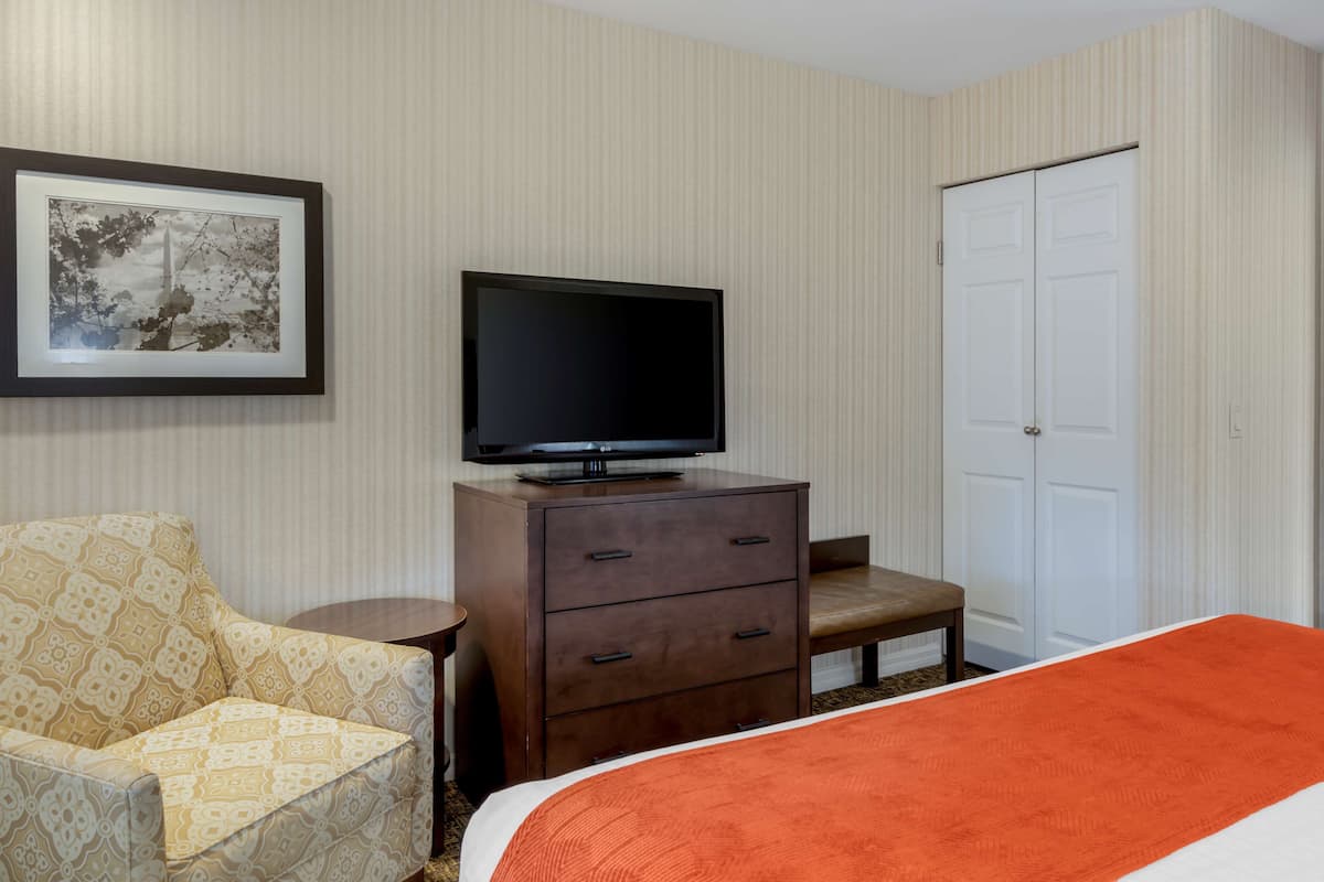 Standard Room, 1 King Bed, Non Smoking, Microwave | Premium bedding, desk, laptop workspace, blackout drapes