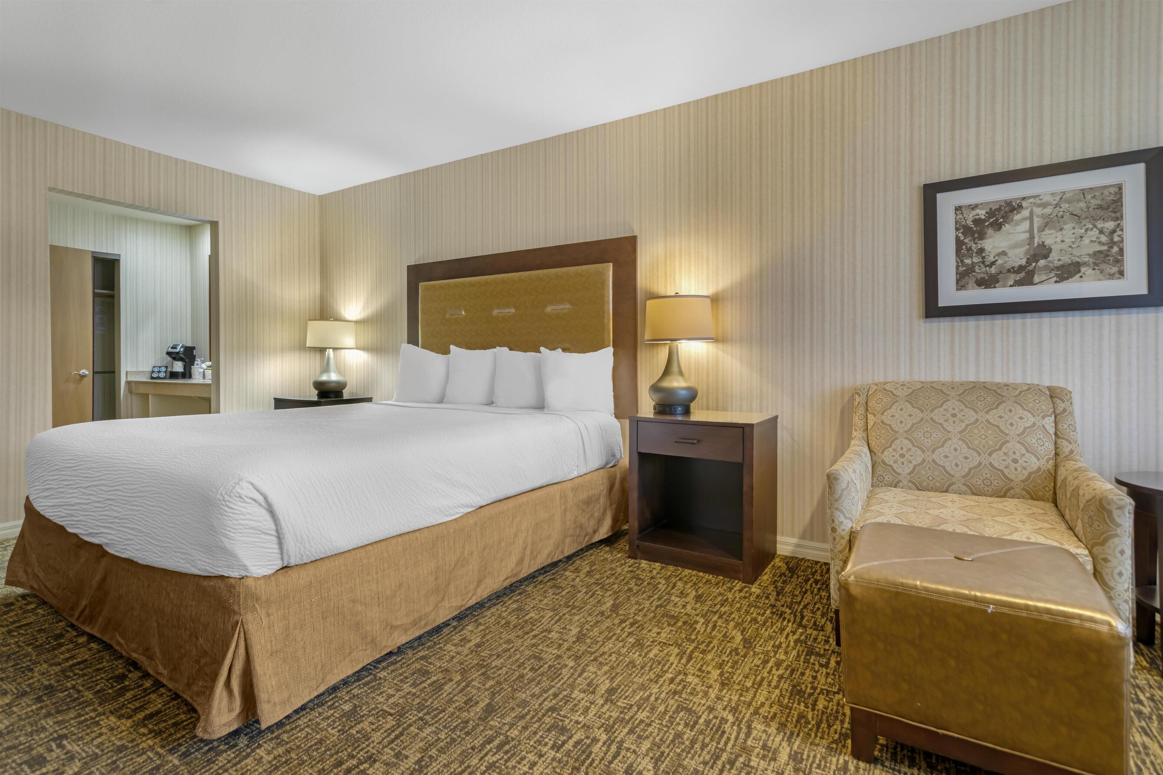 Standard Room, 1 King Bed, Accessible, Bathtub | Premium bedding, desk, laptop workspace, blackout curtains