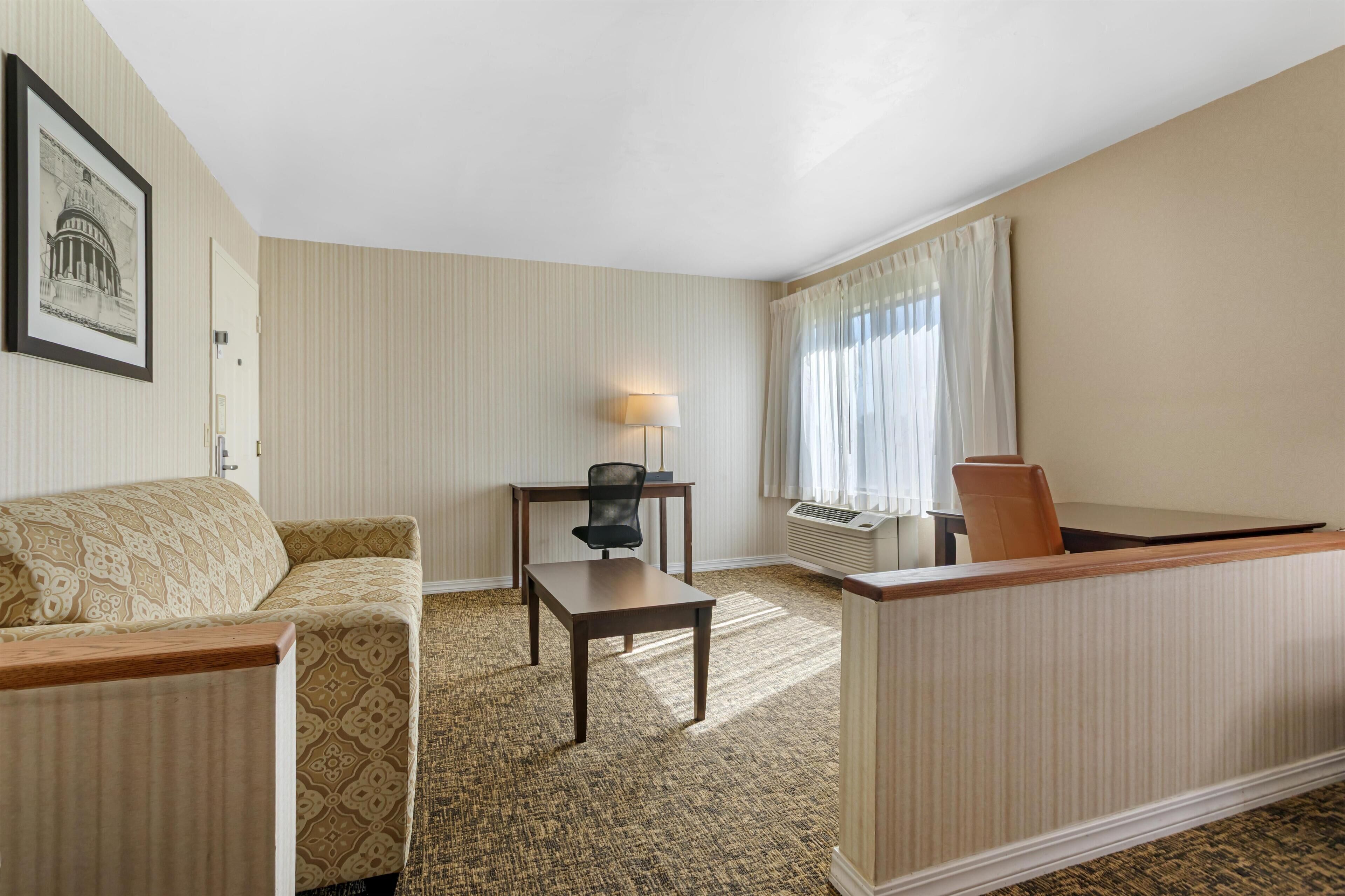 Suite, 1 cama King size, para no fumadores, refrigerador y microondas (with Sofabed) | Ropa de cama de alta calidad y escritorio 