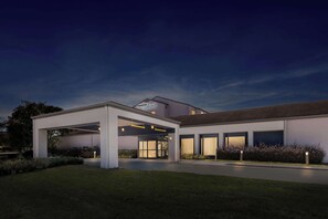 Fassade der Unterkunft – Abend/Nacht