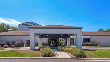 Vista frontal de la propiedad