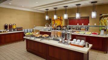 Café da manhã completo diário (USD 19.26 por pessoa)