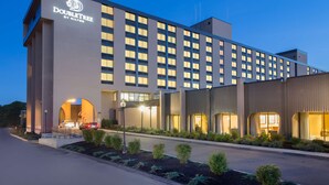 Ein DoubleTree Hotel mit moderner Fassade, mehreren Eingängen und gepflegter Bepflanzung.