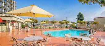 Oakland Airport Executive Hotel