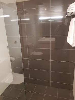 Buồng tắm vòi sen, đồ dùng nhà tắm miễn phí, máy sấy tóc, khăn tắm