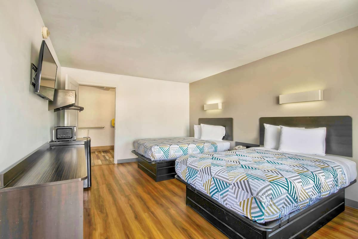 Minibar, free WiFi, bed sheets