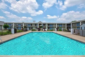 Piscine extérieure en saison