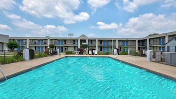 Kauden mukainen ulkouima-allas